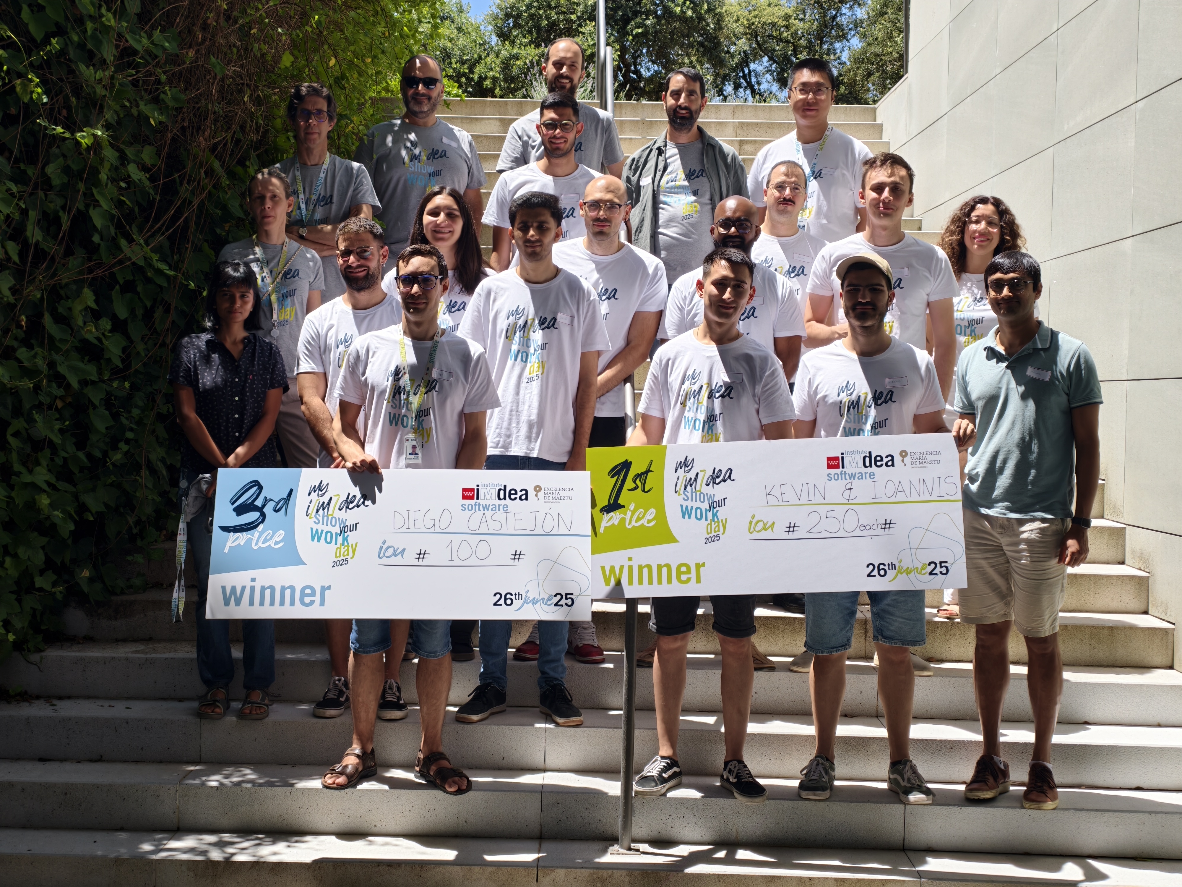 Group photo of the participants in the Poster Competition.